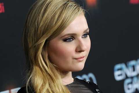 Abigail Breslin puts Troll on Blast because she calls her a loser because she wears a mask