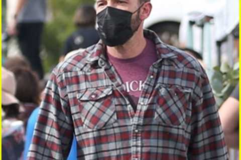 Ben Affleck shops at the local farmer’s market in Brentwood