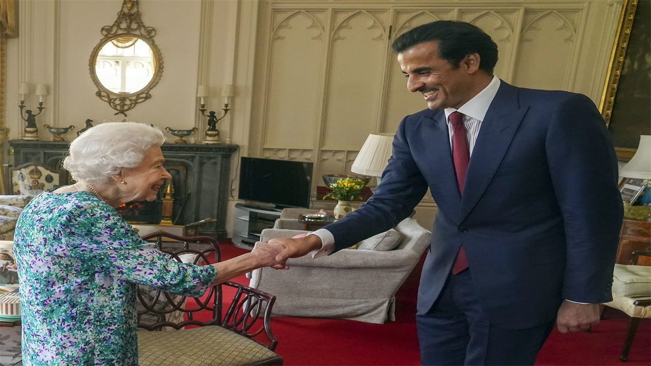 Beaming Queen stands unaided as she welcomes Emir of Qatar before big week of Jubilee celebrations