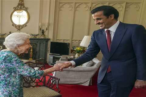 Beaming Queen stands unaided as she welcomes Emir of Qatar before big week of Jubilee celebrations