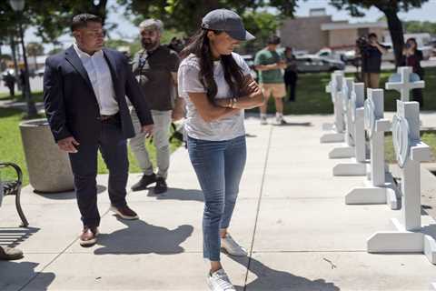 Meghan Markle lays flowers at Texas school shooting memorial in surprise appearance days after dad..