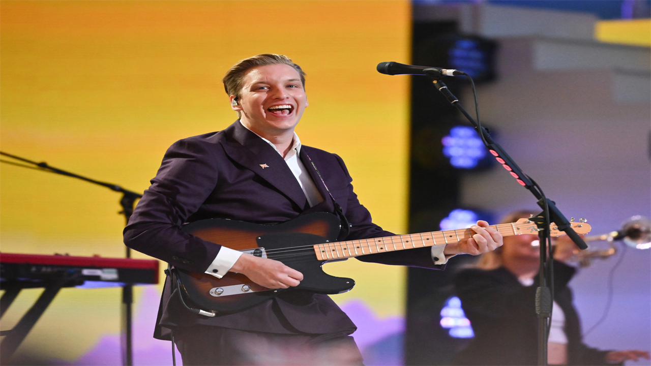 George Ezra leaves out lyrics from hit song during Queen’s Platinum Jubilee Party – and fans are not happy