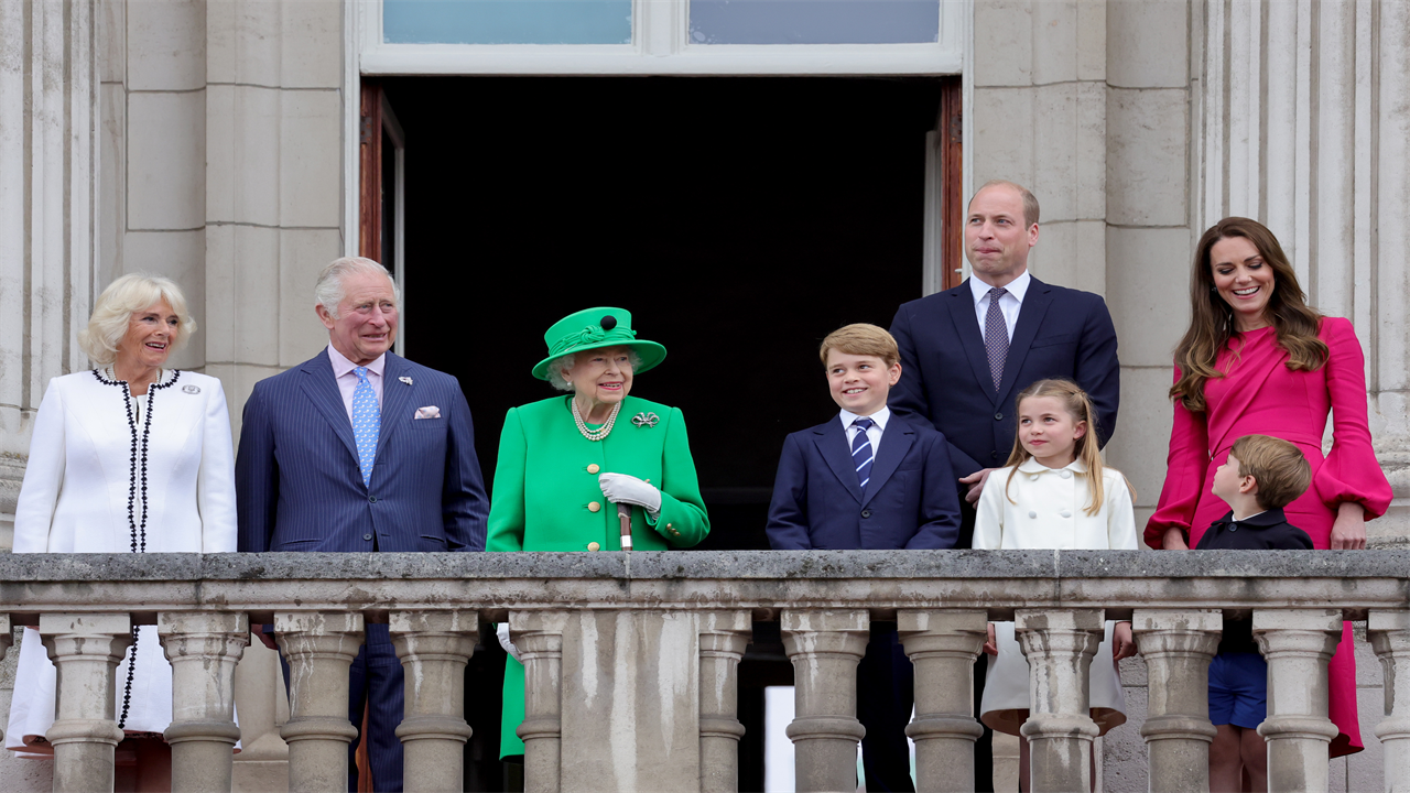 I’m a lip reader – here’s what the overjoyed Queen said to Prince George during her surprise Jubilee balcony appearance