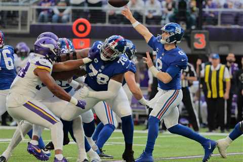 Giants offense shows signs of breaking out with playoff berth in sight
