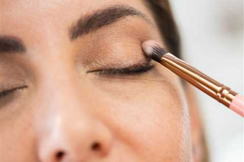 Over 40? This Genius Eyeshadow Hack Will Create A Natural Looking Smokey Eye In Seconds