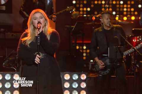 Kelly Clarkson Gives Death Cab for Cutie’s ‘You Are a Tourist’ a Spin for Kellyoke: Watch