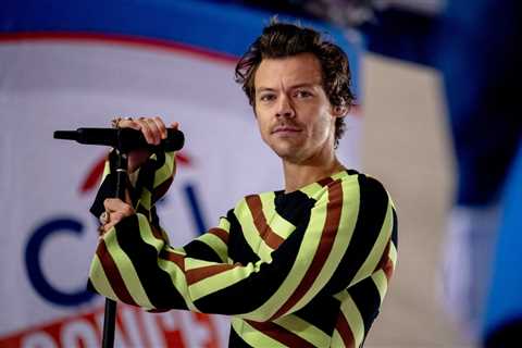 Harry Styles Uploads and Deletes Photo Wearing One Direction Shirt, Fans Freak Out