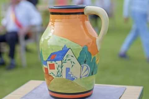 Antiques Roadshow guess left open mouthed after learning value of ‘disliked’ vase that cost just £5