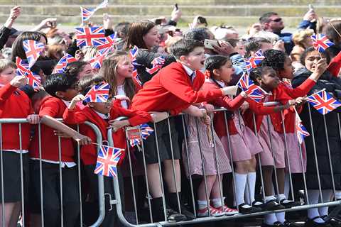 Schoolkids chanting ‘he’s OUR King’ drown out noisy anti-monarchy protestors during Charles’..