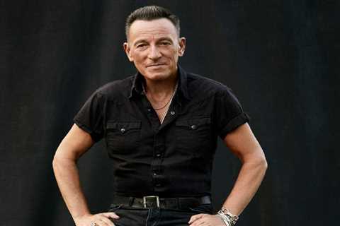 Watch Bruce Springsteen Share a Pint and a Round of ‘My Hometown’ With Locals in His Ancestral..