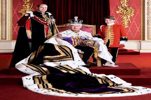 Newly crowned King Charles III proudly sits on throne flanked by two heirs Prince William &..