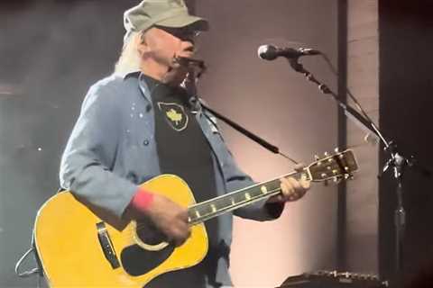 Neil Young Kicks Off First Tour in Four Years: Video, Set List