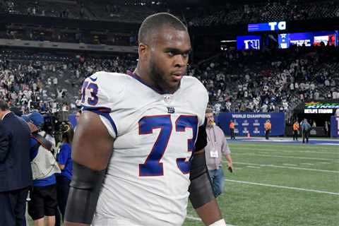 Giants tackle Evan Neal exits practice with concussion