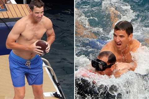 Eli Manning Shows Off Retirement Bod During Yacht Bro Sesh With Shaun O'Hara