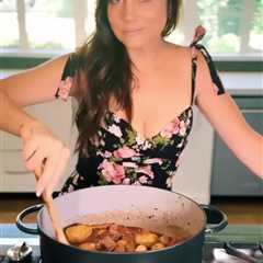 Actress Tiffani Thiessen stuns fans with flawless appearance in new cooking video