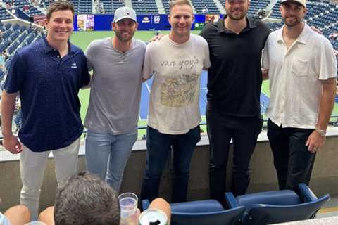 Pete Alonso celebrates historic homers with Mets teammates at US Open