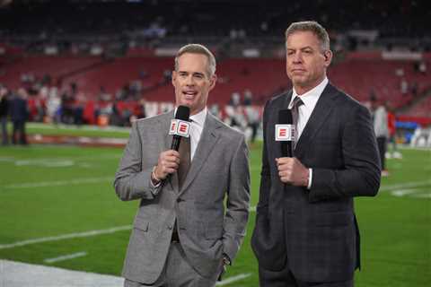 Joe Buck and Troy Aikman avoided Taylor Swift at all costs on ESPN