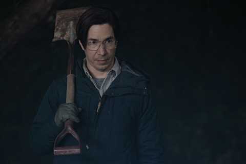 Justin Long Lip-Syncs to The Proclaimers While Eating a Creepy-Crawly Breakfast in Eerie..