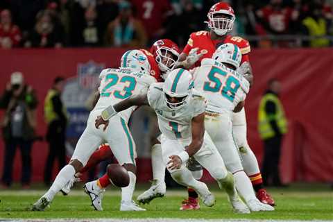 Dolphins’ last chance doomed by botched snap in loss to Chiefs in Germany