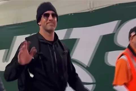 Aaron Rodgers Walking Without Limp Or Crutches 8 Weeks After Tearing Achilles