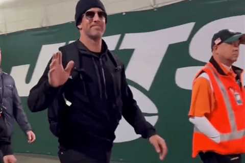Jets’ Aaron Rodgers walking briskly, cart-free eight weeks after Achilles tear
