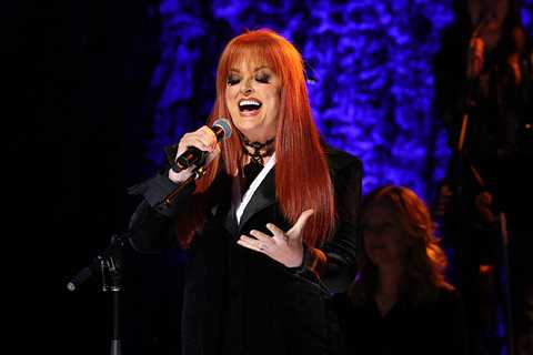 Wynonna Judd Looks Okay Onstage 1 Day After Shaky CMA Performance