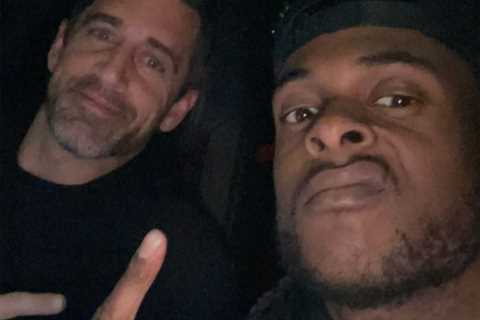 Aaron Rodgers hangs out with ex-teammate Davante Adams before Jets-Raiders game