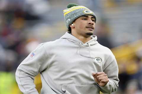 Packers quarterback Jordan Love offers to help woman push car out of snow during blizzard