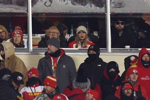 Taylor Swift, Bundled Up in a Custom ‘87′ Coat, Attends Chiefs-Dolphins Game With Travis Kelce’s Mom