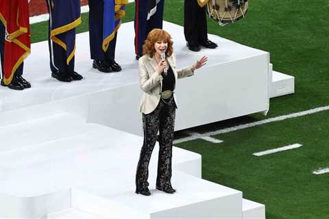 Reba McEntire Delivers a Heartfelt Take on ‘The Star-Spangled Banner’ at the 2024 Super Bowl: Watch