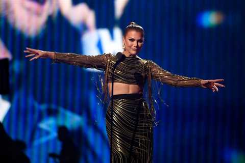 Olga Tañón Delivers Fiery Medley, Receives  ‘Excelencia’ Award at Premio Lo Nuestro 2024