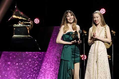 Billy Strings, Molly Tuttle & Golden Highway Win at 2024 International Folk Music Awards: Full..