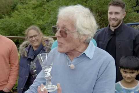 Antiques Roadshow Expert Stuns Guest with Valuation of 50p Wine Glass Worth £2,000