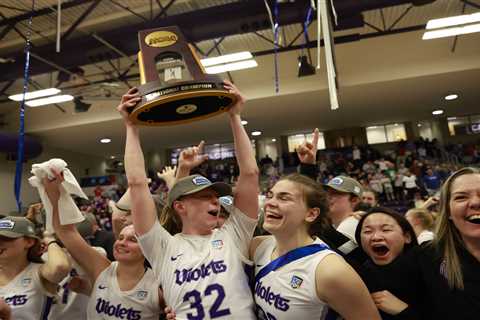 NYU women’s basketball completes undefeated season with DIII national title