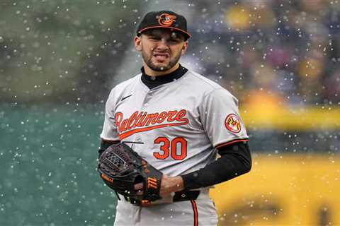 Pirates home opener gets played in middle of insane April snow