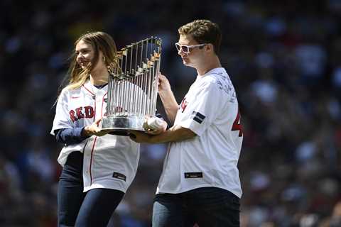 Tim Wakefield’s daughter throws out first pitch at emotional Red Sox home opener