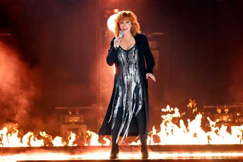 Reba McEntire Closes out the 2024 ACM Awards With Blazing Performance of ‘I Can’t’