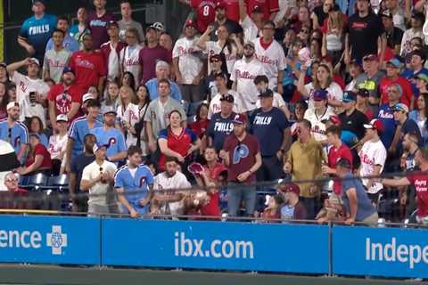 Rangers’ Corey Seager wipes out fan’s nachos in epic home run