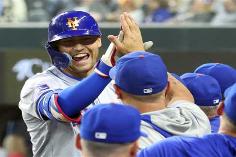 Mets’ offense erupts again to scorch Rangers with season-high 22 hits for sixth straight win