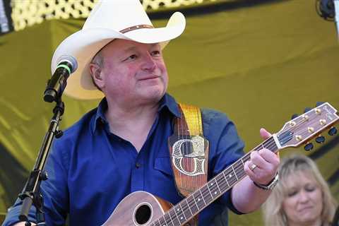 Country Singer Mark Chesnutt Undergoes Emergency Heart Surgery, Cancels Shows