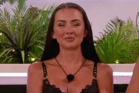 Love Island fans speculate on Ronnie's true feelings for Harriett