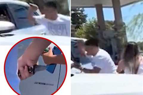 Driver Stabs One other Motorist As Street Rage Incident Escalates, Wild Video