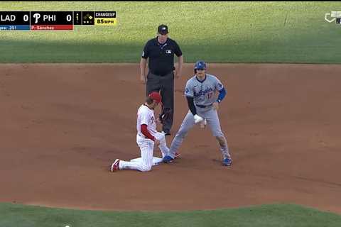 Shohei Ohtani breaks out bizarre celebration after stealing second base