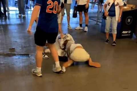 Mets, Yankees fans throw punches, tackles in wild, chaotic Subway Series brawl