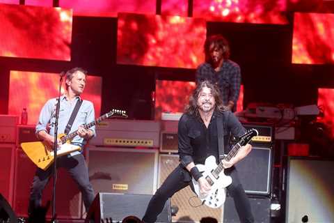 Foo Fighters Guitarist Chris Shiflett Pays Sly Tribute to Reds Icon Pete Rose During Cincinnati..