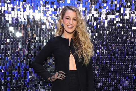 Blake Lively Pays Tribute to ‘Ultimate Queen’ Britney Spears With Throwback Versace Red Carpet..