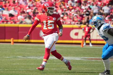 Patrick Mahomes throws behind-the-back pass to Travis Kelce in preseason loss