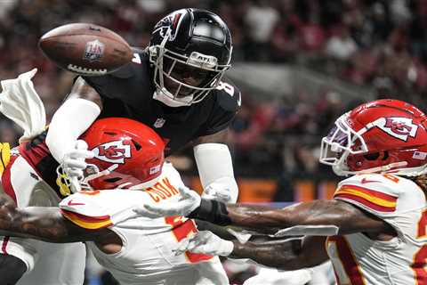 Chiefs saved by another controversial call to stay undefeated