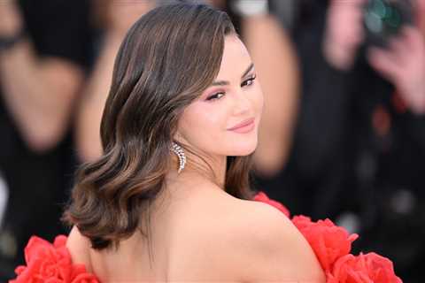 Selena Gomez Shows Off Her Makeup Routine Using Rare Beauty’s New Pressed Powder: Watch