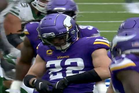 Aaron Rodgers mocked by Vikings’ Harrison Smith after sack